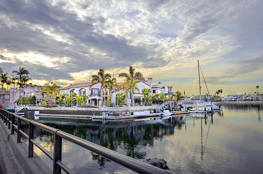  L.A., Amerika Birleşik Devletleri'nın Kaliforniya eyaletinin en kalabalık ve ABD'nın New York'tan sonra ikinci en kalabalık şehridir.