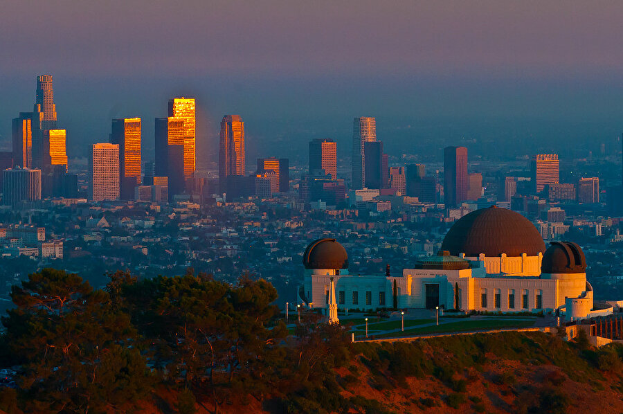 Griffith Gözlemevi, Los Angeles, Kaliforniya'da, Los Angeles'taki Griffith Park'taki Hollywood Dağı'nın Güney yamacında yer alan bir tesistir.