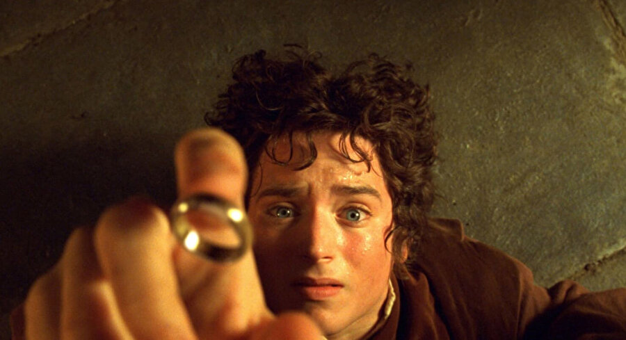 Fantastik anlatı, gerçek dünyada yaşayan “bizim gibi insanlar”ı, birdenbire kabul edilmesi olanaksız bir olay karşısında bırakır.