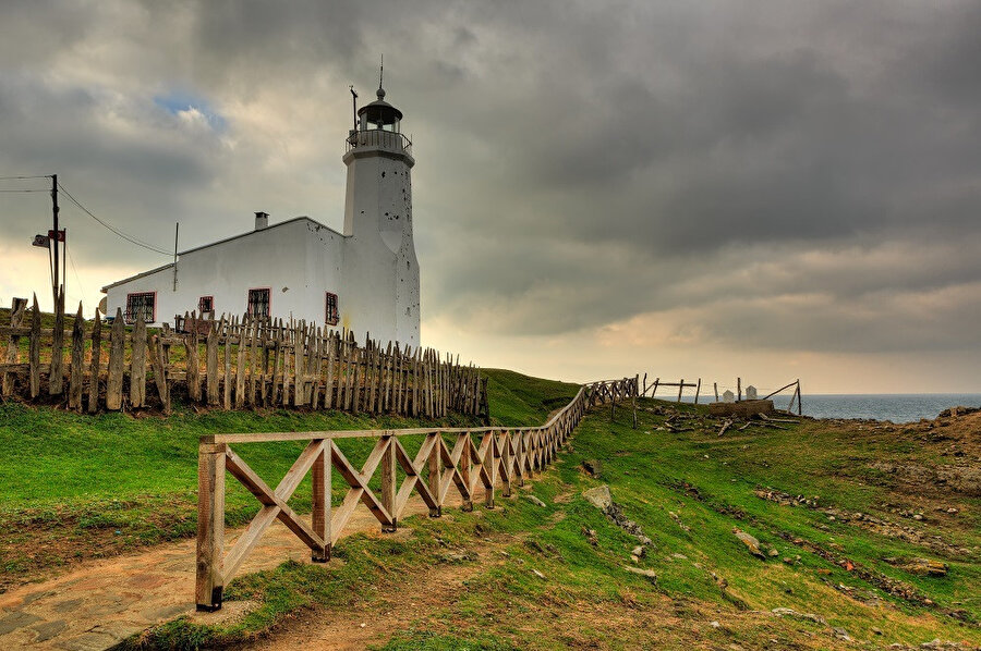 İnceburun Feneri, Türkiye'nin Sinop ilinde, Karadeniz kıyısında aktif bir deniz feneri. Yığma fener 1863 yılında Anadolu'nun en kuzeyindeki uçurumlarda İnceburun üzerine inşa edilmiştir.