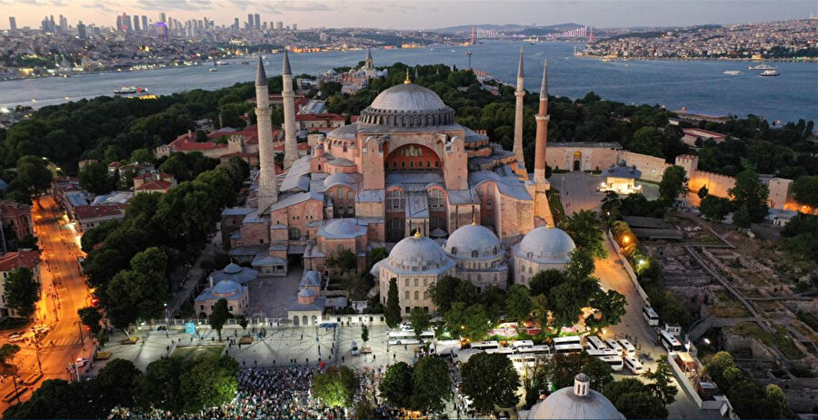 Ne büyük nimetmiş Ayasofya’nın hicretten dönüşüne imza atıp içinden kevser geçen dualarla serinlemek.