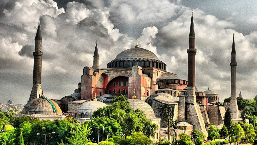 Ayasofya'nın ibadete açılmasına vatandaş çok sevinirken, bu mutluluğun karşısında elbette rahatsızlık duyan millete yabancı kimseler de çıktı...