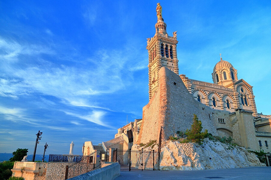 MÖ 6. yüzyılda Foçalı denizcilerin sayesinde Massalia adı altında kurulan Marsilya, Fransa'da ve Akdeniz'de birinci, Avrupa genelinde dördüncü limanı olarak gösterilmektedir.