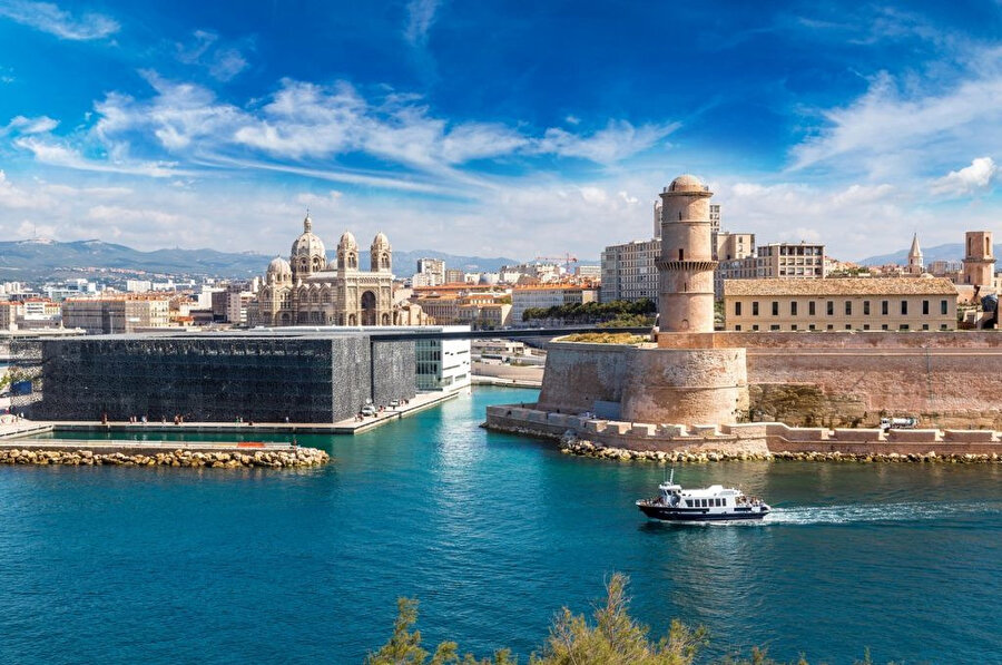 Fransa'nın Akdeniz kıyısında yer alan şehir, Akdeniz'in en büyük ticari limanına sahiptir.