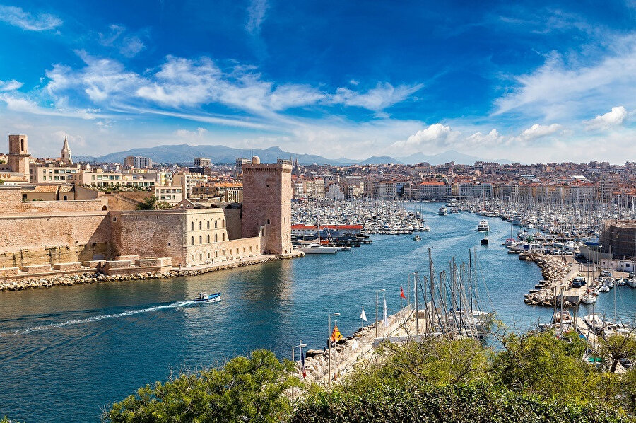 Marsilya, Fransa'nın güneydoğu'sunda bulunan, Bouches-du-Rhône ilinin ve Provence-Alpes-Côte d'Azur bölgesinin merkez şehridir.