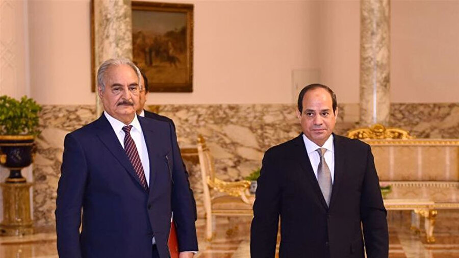 Libya'daki gayrimeşru silahlı birliklerin lideri Halife Hafter ve Mısır'ın darbeci Cumhurbaşkanı Abdülfettah es-Sisi (Arşiv)