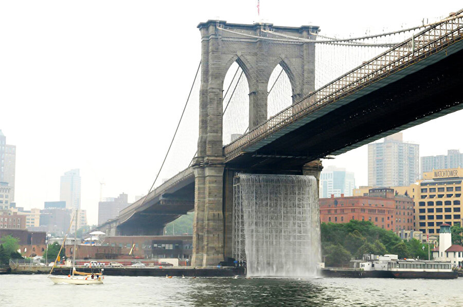 ‘New York Şelaleleri’ çalışması, Brooklyn Köprüsü, New York, 2008.