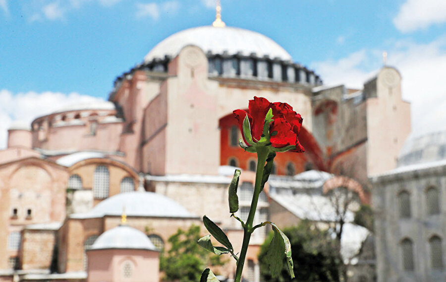“Allah’ın mescidlerini ancak Allah’a ve âhiret gününe inanan, namazını kılan, zekâtını veren ve yalnız Allah’tan korkup çekinen kimseler imar edebilir.”