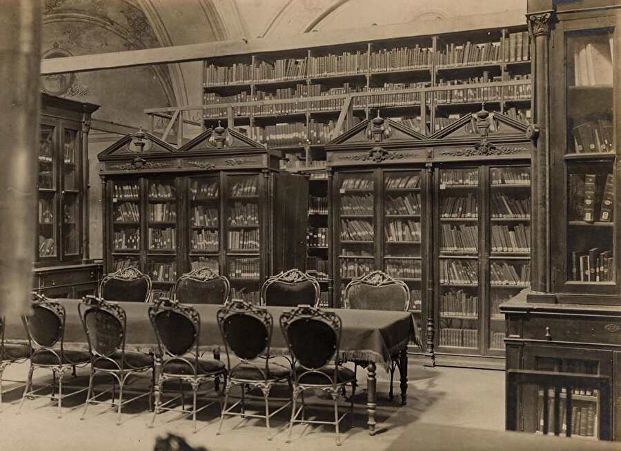 Kubbe örtülü okuma salonunun, erken cumhuriyet dönemindeki iç mekanı.