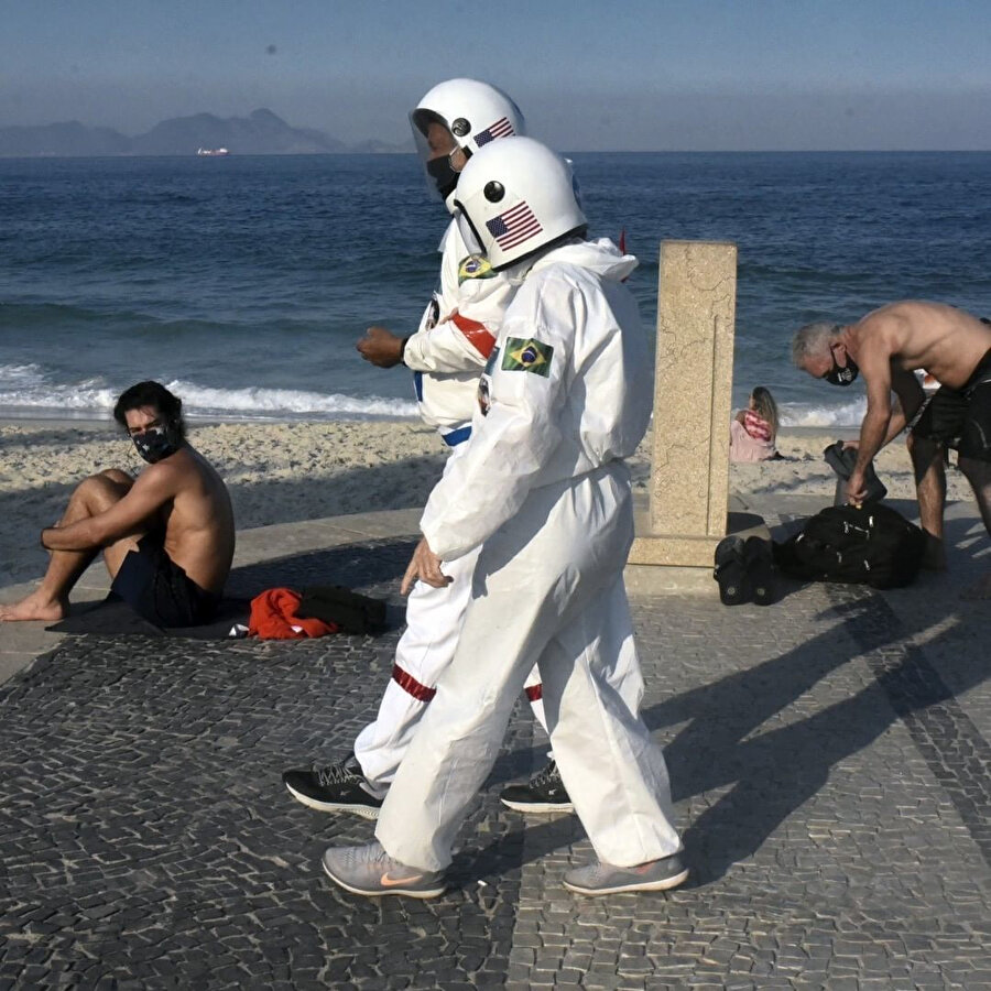 "Bu uzay muzay bunalttı bizi ya, gel iki kulaç atalım şurada"