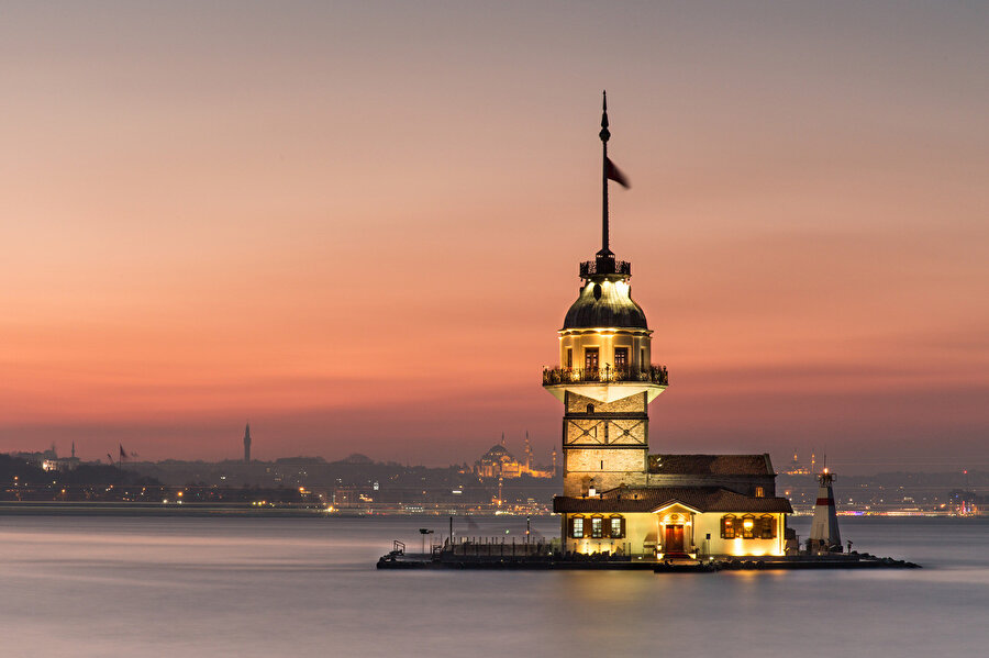 Kız Kulesi’nin en serin odasında serili bir geyik postunu süsleyen boynuzların üzerindeki hale sayısı ve boynuzun renk tonu bize bir takvim hediye ediyor.