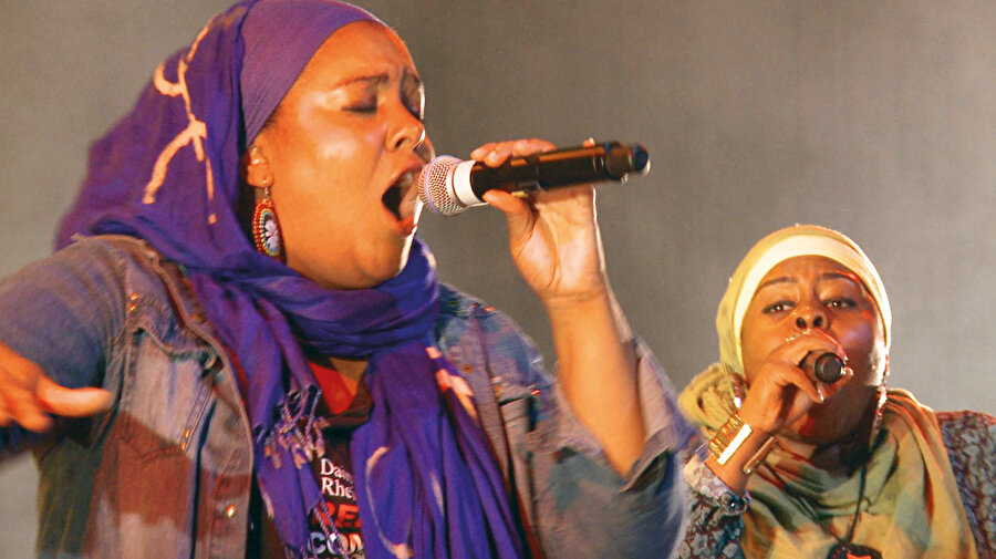 Sukina Abdul Noor ve Munira Rashida’nın 2002 yılında kurduğu Poetic Pilgrimage, hip-hopu ve şiiri kendilerini ve kimliklerini ifade etmekte bir araç olarak kullanıyor ve çok sayıda genci sözlerinin ritmiyle etkiliyor. 