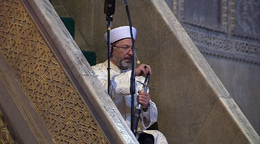 Diyanet İşleri Başkanı'ndan 'kılıç geleneği'yle hutbe verdi