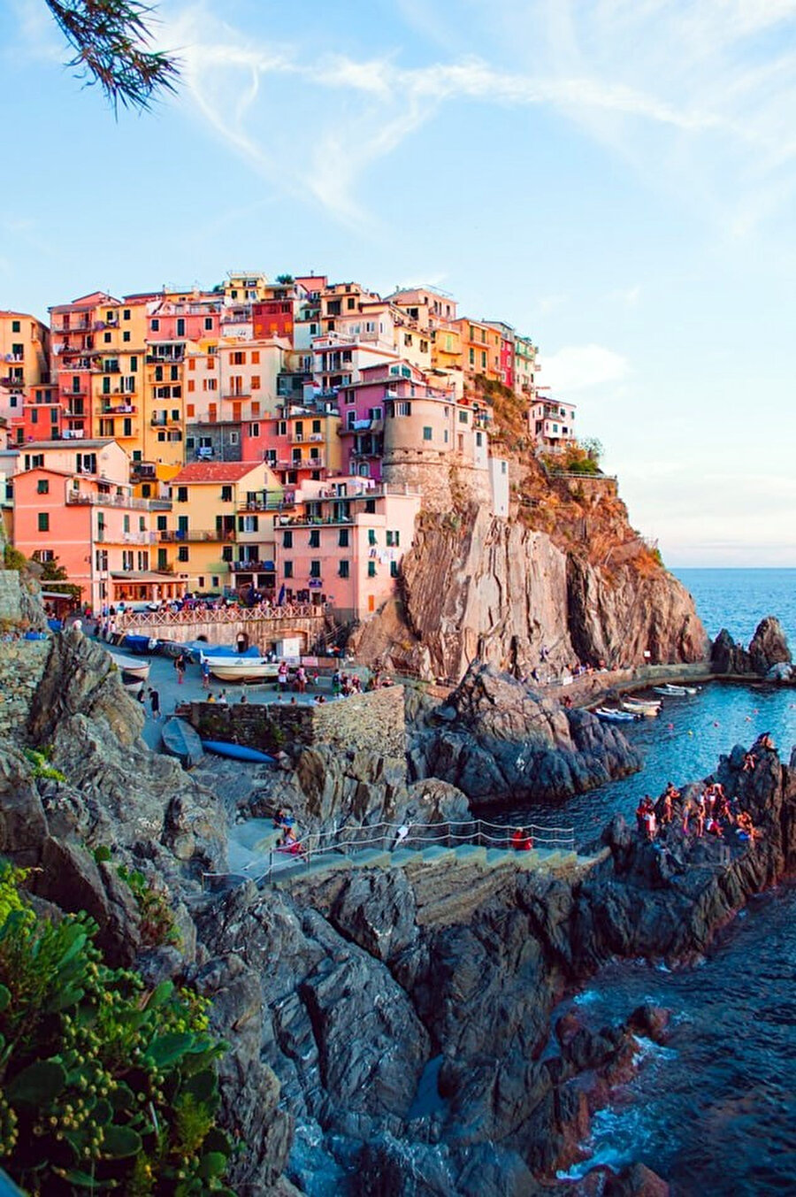 Manarola, 1338'den kalma kilisenin temel taşı San Lorenzo ile Cinque Terre'deki en eski kasabalar olabilir.