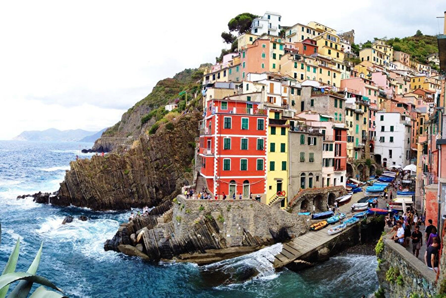 353 nüfusu ile turistlerin uğrak yeri olan ünlü Cinque Terre kasabalarının en küçüğüdür.