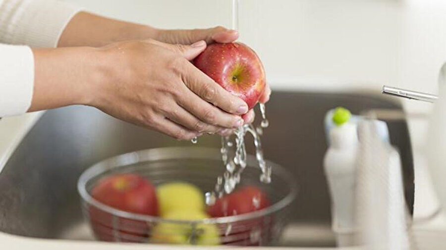 Temizlemeye başlamadan önce ellerinizi 20 saniye ılık suyla yıkayın