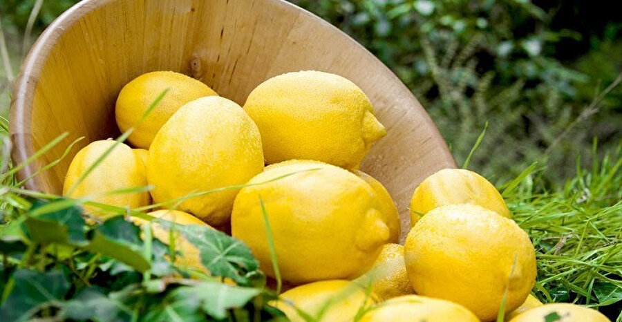 Spreyli bir tüpe limon suyu doldurup ürünlerin üzerine püskürtebilirsiniz.