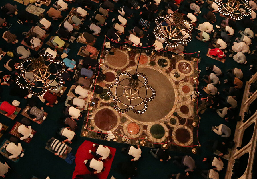 Ayasofya Camii'nde sadece imparatorların taç giyme alanına halı serilmedi
