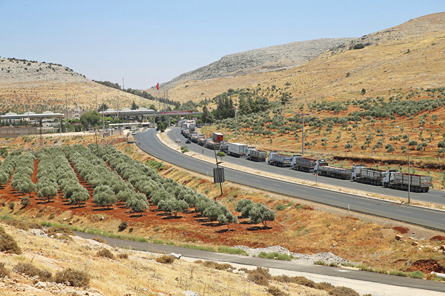 Cilvegözü Sınır Kapısı’nda, Suriye’ye gönderilen insani yardım taşıyan TIRlar yoğunluğa neden oldu.
