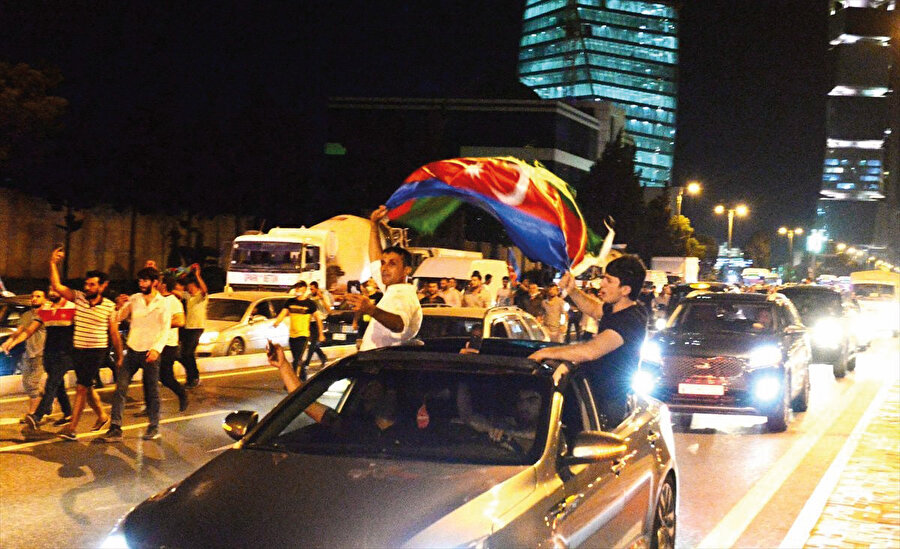 Azerbaycan halkı sokakta
