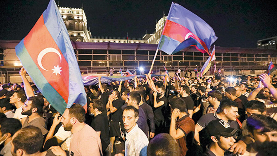 Bakü başta olmak üzere Azerbaycan’ın birçok şehrinde binlerce genç meydanlara çıktı.