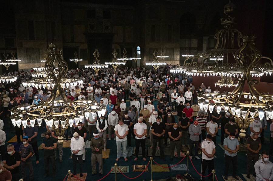 Yoğunluk bir an olsun azalmadı: Ayasofya'da 86 yıl sonra ilk sabah namazı