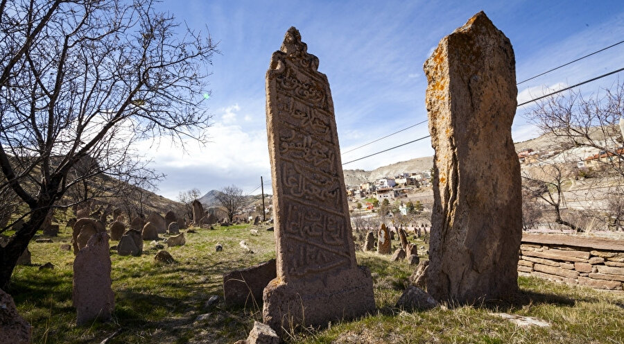 Bir insanın mezar taşı kaybolmaya başladığında; onun, bu dünyada yaşadığına dair elde kalan son kanıtlar da silinmiş oluyor aslına bakarsanız.