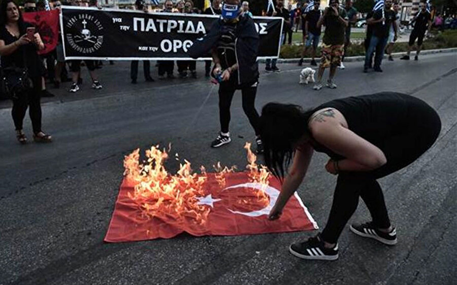 Yunanistan'da yakılan Türk Bayrağı