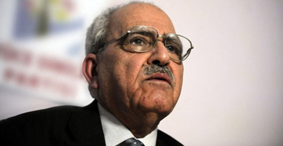 Sezai Bey hiçbir şekilde bir siyasetçi karakterinde değil.