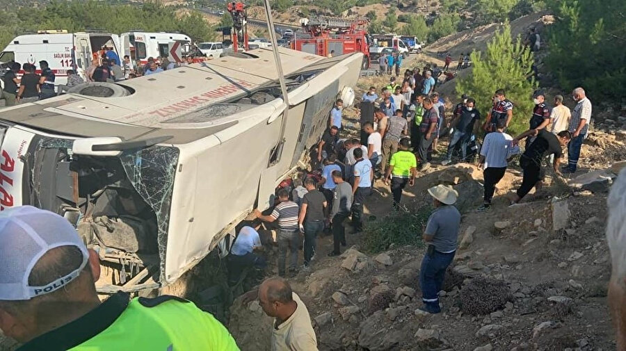 Kaza sonucunda Mersin'de devrilen otobüs