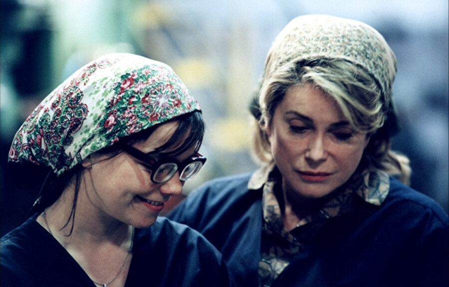 "Karanlıkta Dans" filmi tüyleri hazır ol vaziyette iki saat civarı ayakta tutan film 2000 yılında çekilmiş ve vizyona girmiş.