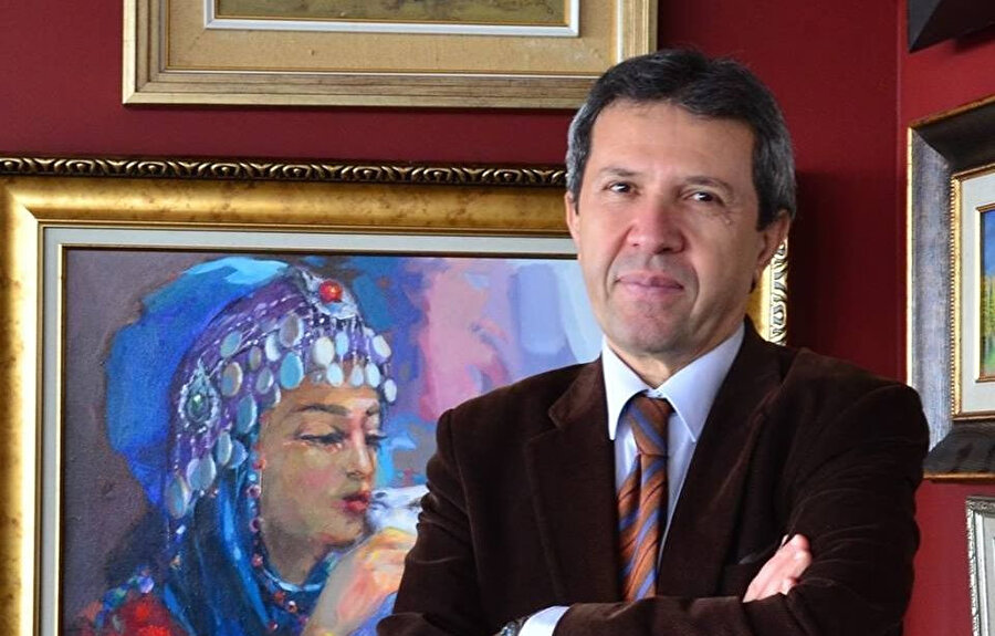 Necip Tosun: Üç takım elbiseli ellerinde siyah çantalar dizilmiş çekimleri izliyoruz. Devlet Bakanlığı bu dizinin sponsoru, biz de devleti temsil ediyoruz.