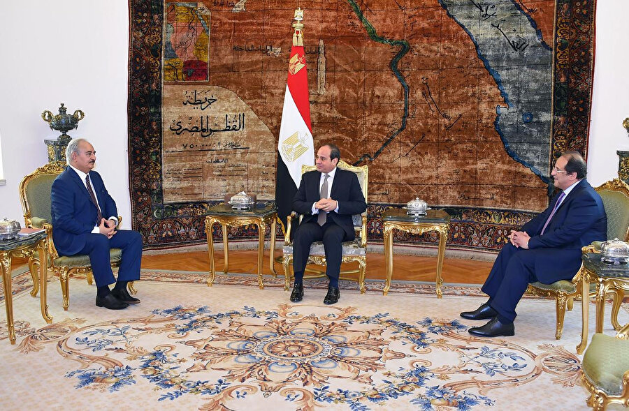Halife Hafter'in Mısır ziyareti sırasında Abdulfettah es-Sisi ile görüşmesi.