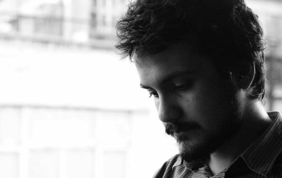 Emre’nin her cümlesinin üzerine saatlerce çalışılmış. Öyküleri, milimetrik hesaplarla örülmüş.