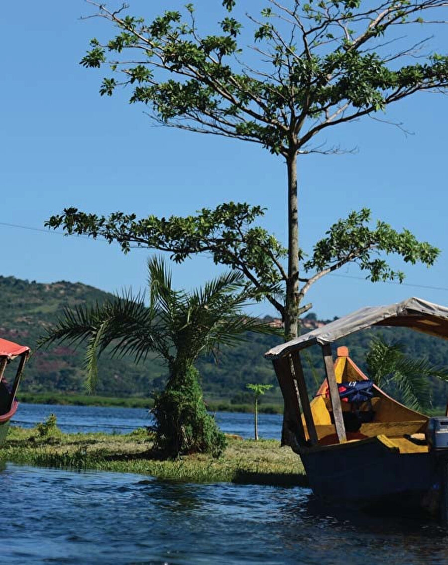 Jinja, Beyaz Nil'in kaynağının yakınında, Victoria Gölü'nün Kuzey kıyılarında yer almaktadır.