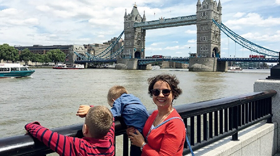 Tower Bridge, Birleşik Krallık'ın Londra şehrinde Thames Nehri üzerinde yer alan iki katlı bir açılır kapanır köprüdür.