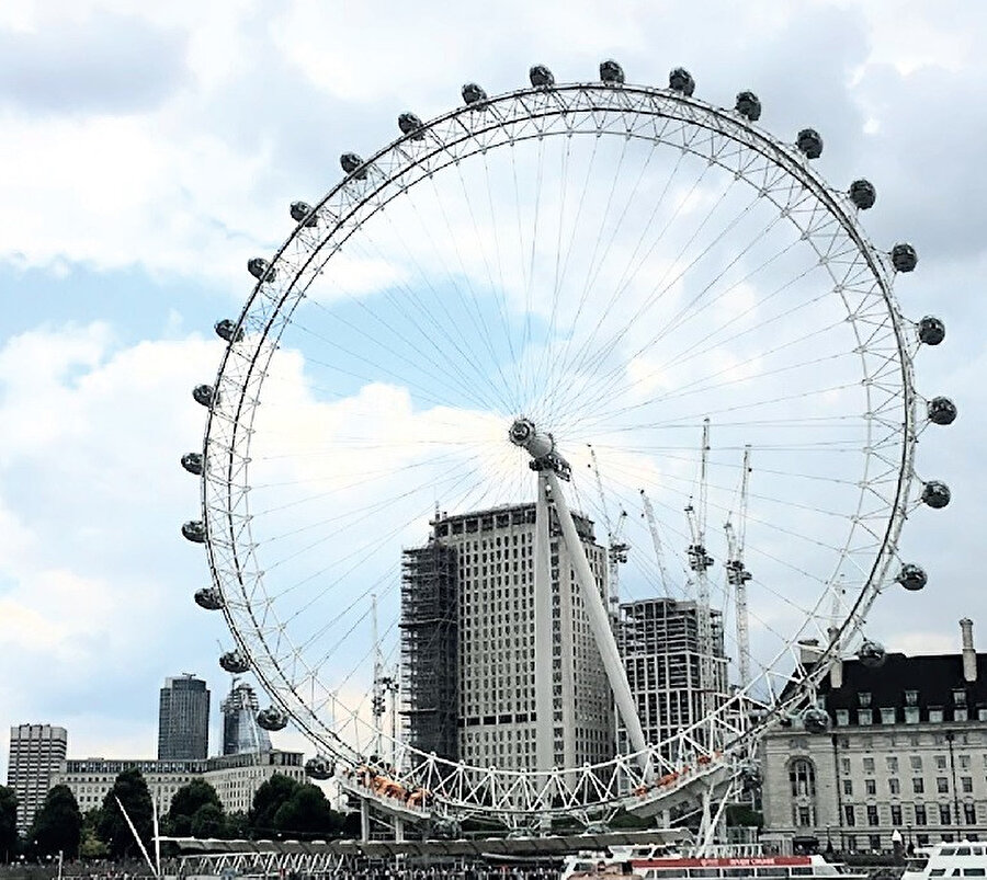 London Eye, 135 metre yükseklikte, Avrupa'da bilinen en yüksek dönme dolaptır