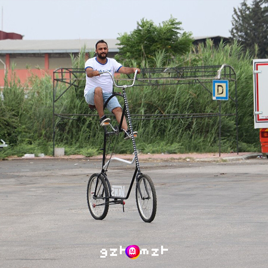 Adana'da bir kişi sosyal mesafe kuralına tepki olarak 'Koronasiklet' yaptı 🚲