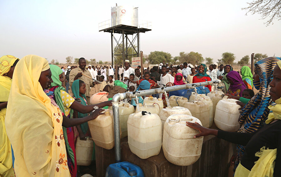 Belli ki beyaz adam bizim için çıkarmıştı toprağın karnındaki suyu.