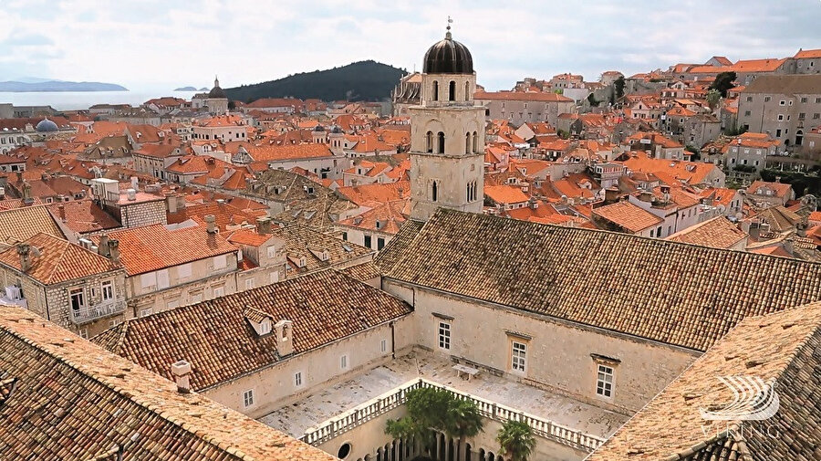 Plaj ve botanik bahçeleriyle ünlü Lokrum adası, şehri çevreleyen surlar ve Dubrovnik katedrali ile ünlüdür.
