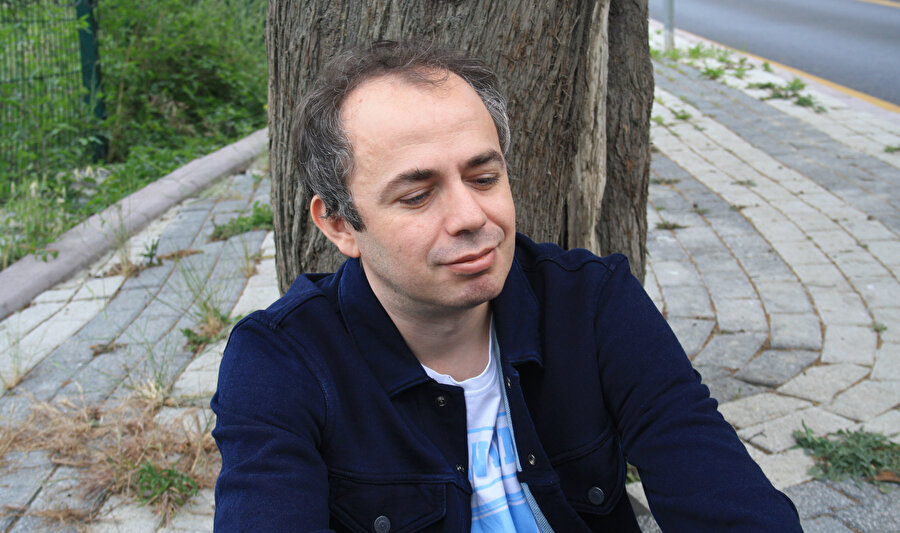 Selçuk Orhan, tahkiye etme yönünden son derece sağlam bir yazar.
