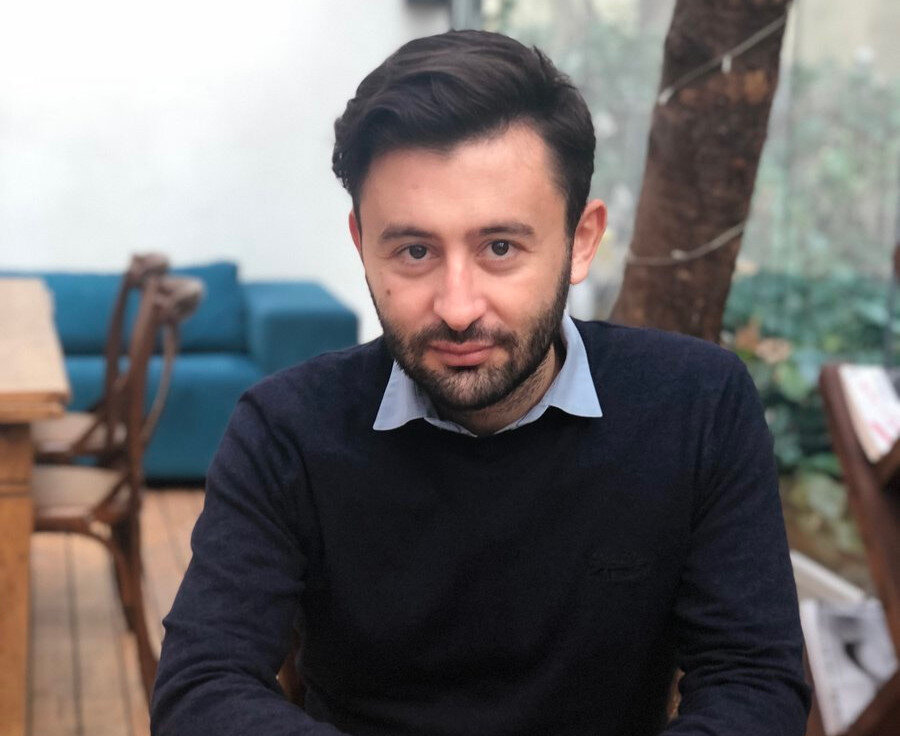 Mustafa Çevikdoğan, biçimsel numaralarla okumaya alıştığımız pek çok kurgu yapısını, dili esnetmeden tamamlamayı başarıyor.