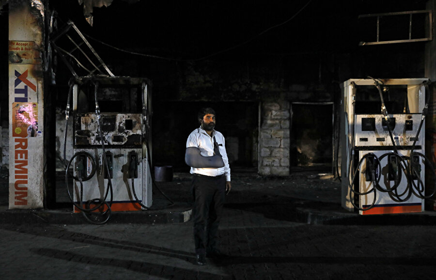 Bhajanpura'da Müslümanlara ait 50 dükkanın yağmalandığı ve yakıldığı kaydedildi.