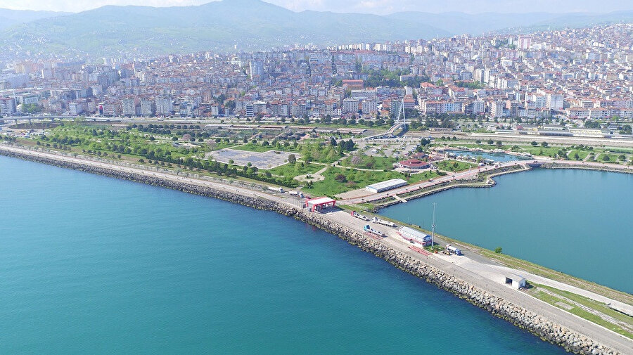 Karadeniz Bölgesi'ndeki Orta Karadeniz Bölümü'nde, Türkiye coğrafyasının en kuzeyinde merkezî bir noktada yer alır. 