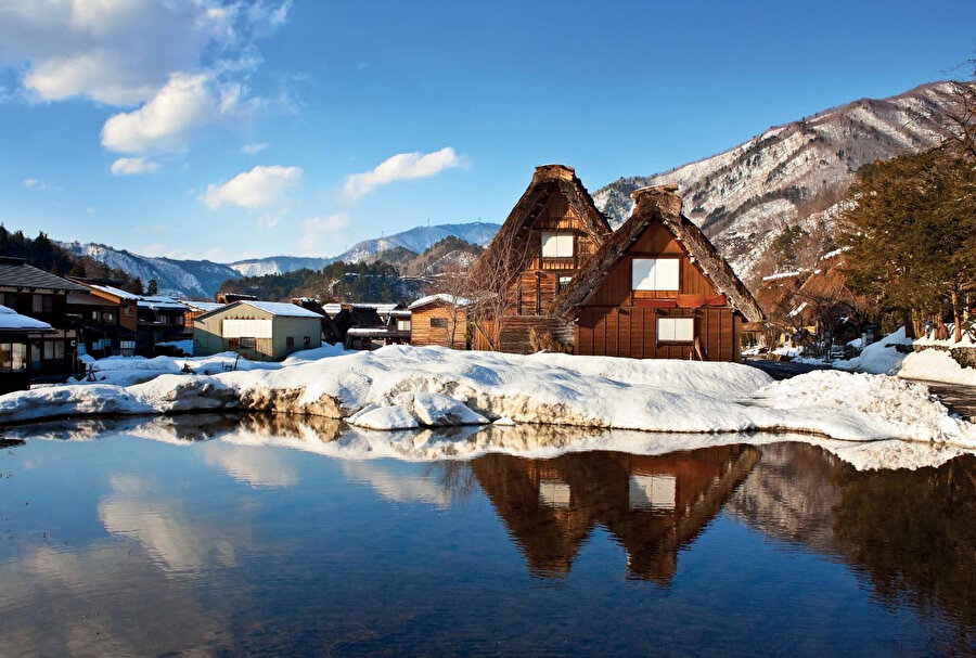 Shirakawa-go, Gifu prefektörlüğüne bağlı Shirakawa köyünde yer almaktadır.