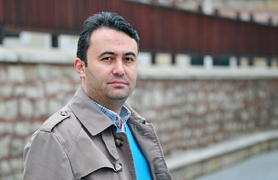 Yazarlıktan para kazanmıyorum. Dolayısıyla eve ekmek götürmek için yaptığım başka bir işim var.