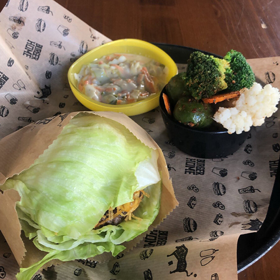 Hamburgere bak ekmek koymayı unutmuşlar​