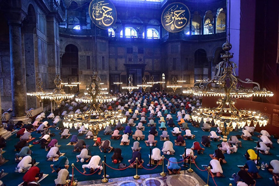 Ayasofya-i Kebir Cami-i Şerifi'nde bayram namazı kılınırken