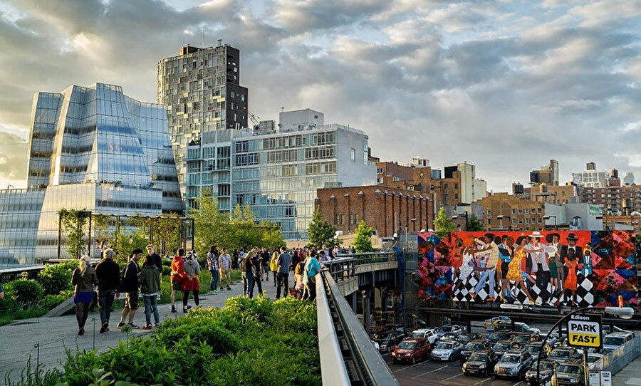 17. Caddenin kuzeyindeki 2014 High Line Billboard.