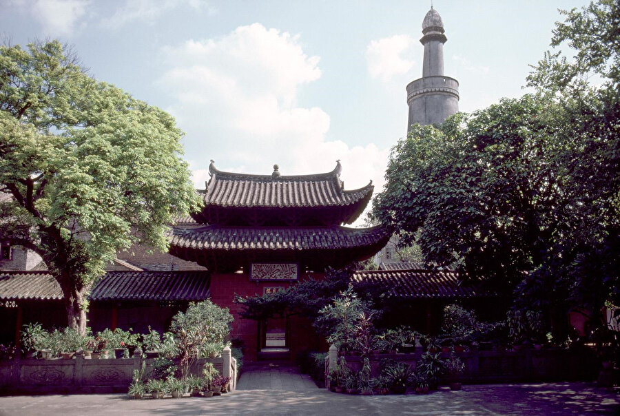 Huaisheng Camii'nin, sahabe kabirlerine ev sahipliği yaptığı rivayet ediliyor.